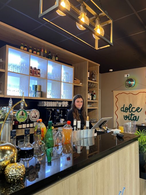 Laurana DE FARIO derrière le comptoir